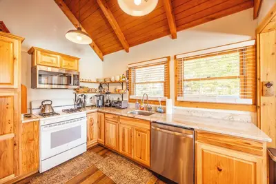 Image de Br40 Cozy Cabin, centrally located to skiing/towns