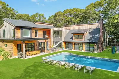 Image de Chic Southampton Retreat with Heated Pool & Resort Style Indoor-Outdoor Living