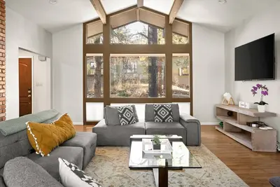 Image de Pet-friendly duplex with spa, fire pit, just minutes to downtown and shopping!