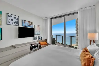 Image de Hollywood Beachfront  2 Br Retreat. Ocean Views, Pool & Beach Service