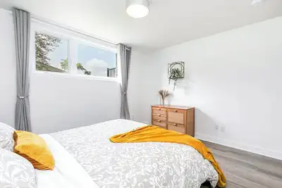 Image de New Stylish 3-beds free parking close to Dix 30&Dt