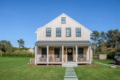 Image de Expansive Nantucket Retreat with Modern Amenities and Pool