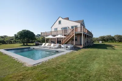 Image de Upside down home with upper deck and unobstructed water views