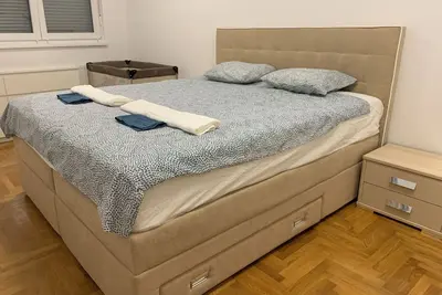 Image de 90sqm/Kingsize bed/terrace/privateparking/fastWIFI with Ac in Zagreb near center
