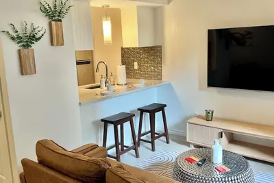 Image de Boutique Retreat •Knox/Henderson• With Private Speakeasy & Patio