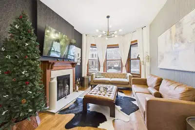 Image de 3br Art Deco retreat with garage.