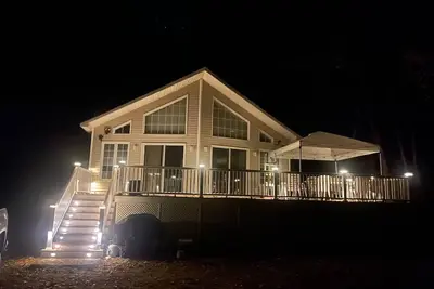 Image de Lakefront House with Boat or Airplane Dock, Private Beach, Outdoor Space,