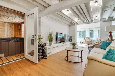 Image de Cabin w/ Halstead Bay Access: Hot Tub, Sauna, Dock