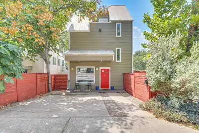 Image de Cowboy Pool & Balcony: Home 1 Mi to Dtwn Austin!