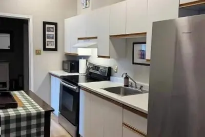 2 bedroom; spacious Downtown Flat