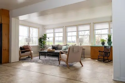 Image de Amish farmhouse by the creek