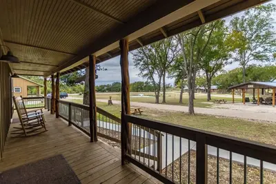 Image de 3a) Wild Mustang at Vineyard Trail Cottages