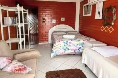 Image de Room in a seaside inn!