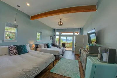 Image de Oceanfront Luxury Suite Overlooking Kachemak Bay and Homer Spit!