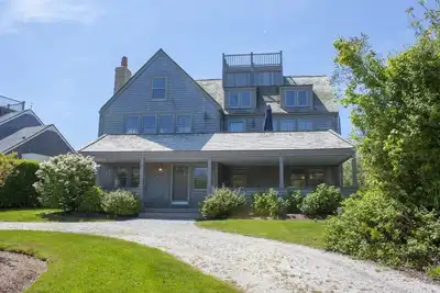Image de Spectacular Nantucket home ideally located in Cliff area