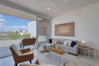 Image de Chic 3-Bedroom Apartment in Downtown Cabo – Walk to Medano Beach and Marina