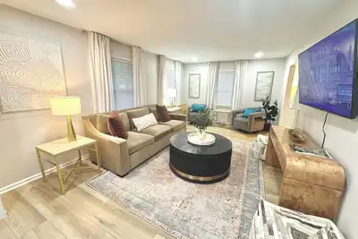 Image de Large Cary Family Home-3 King Beds, Fenced Yard, 3 full bathrooms