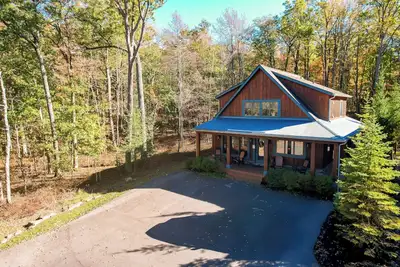 Image de Pet Friendly! Central + Hot Tub + Walk to Harbour Bar