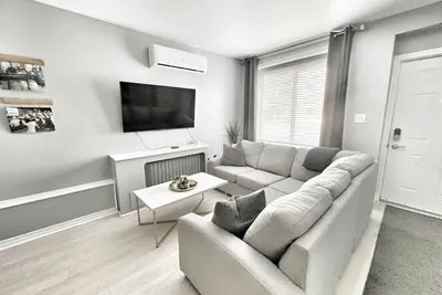 Bright & Comfortable 2br Apartment in Windsor, On