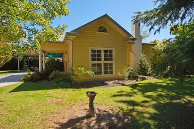 Image de Beautiful cottage style home, minutes from town, and yet so quiet.