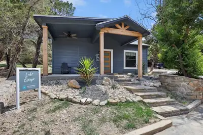 Image de Cabin #15-Lake Escape: Hot Tub with lake views and 10 mins to Rocker B!