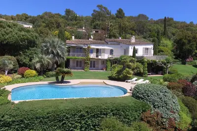 Image de Villa  Avec Tres Jolie Vue Mer Et Piscine A Louer Pour 12 Personnes Entre Ste Maxime Et Grimaud