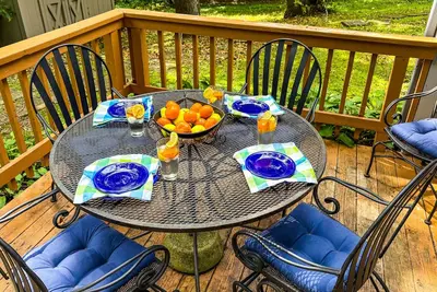 Image de New Listing! Striking Wooded Romance/A Whole Lot of Comfort! Great Location!