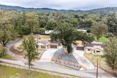 Image de Oakhurst Oasis – Modern Furnishings, Hot Tub, Game Room, Ev Plug, Bbq & Fire Pit, Pet‑Friendly | Sleeps 18+ | 5 Mins to Downtown