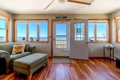 Image de Beachfront Family Vacation in a Quiet Residential Neighborhood.