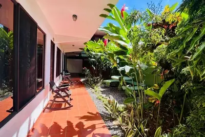 Image de Hostal Nuevo Arenal – Emplacement central avec chambres et salle de bain privées