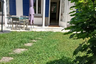 Image de Appartement T3 (deux chambres ) en rez de jardin, jardin 120 m2 centre ville,