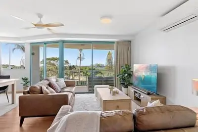 Image de Beachside 2br w/ Ocean Views, Pool & Parking
