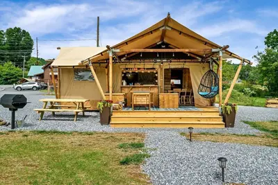 Image de Glorious Tented Cabin with Fire Pit and Gorgeous Sky Views in Sevierville, Tennessee