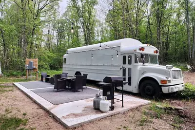 Image de Rustic Converted School Bus with Outdoor Shower Near Orv Trails in Manistee National Forest, Michigan