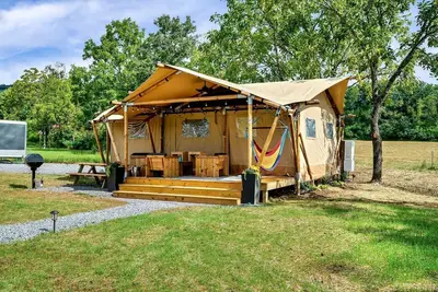 Image de Incredible Tented Cabin with Fire Pit and Hot-tub in Sevierville, Tennessee