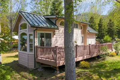 Image de Family-Size Cottage with Trinity River Views in California