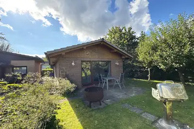 Image de Bungalow in the garden - Comfortable vacation home with terrace and fire bowl