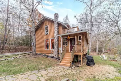 Image de Serene Cabin with Hot-Tub in Cleveland, Georgia