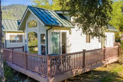 Image de Elegant Cottage Rental on Banks of Trinity River, California