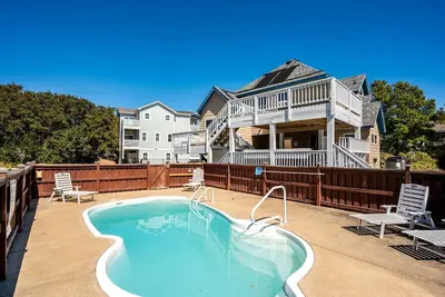Image de Pet Friendly Coastal Cottage in Corolla, North Carolina, Complete with Outdoor Pool and Private Hot Tub