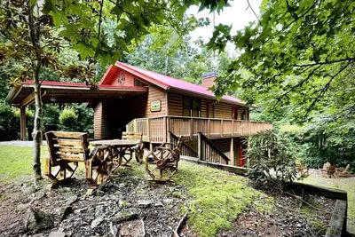 Image de Awesome Comfy Cabin with Jacuzzi, Game Room and Screened Porch in Georgia
