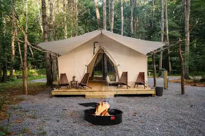Image de Large Safari Tent on the Hudson River, Perfect for a Family Glamping Getaway