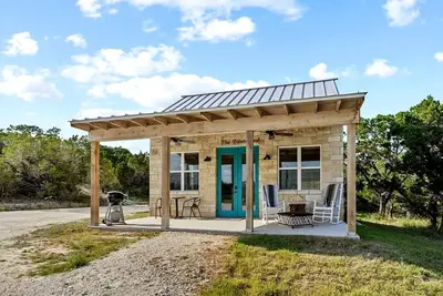Image de Cozy Hill Country Cottage Rental for Romantic Weekend Getaways from Austin