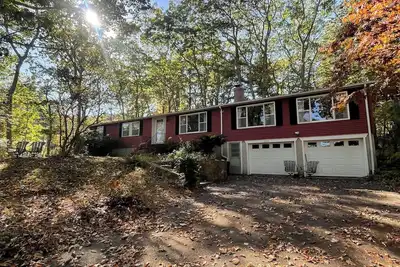 Image de Charming Shore Road retreat in Cape Neddick! Minutes from Ogunquit and York beaches, this cozy, well-loved home offers an authentic seaside stay with easy access to Marginal Way, Nubble Lighthouse, and Maine’s best coastal dining.