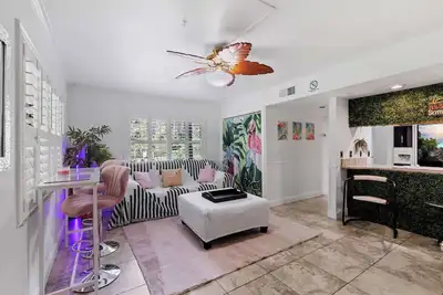 Image de Flamingo Fling - Your Tropical Freedom Getaway