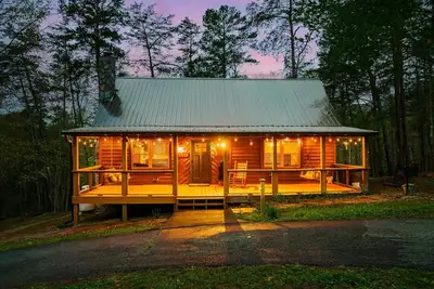 Image de 8 Miles to Pigeon Forge, 15 Miles to Gatlinburg, Sleeps 8, Pool Table, Hot Tub, Game Room