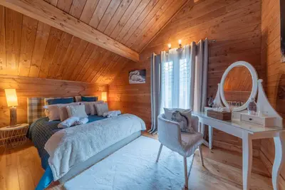 Image de Chambre d'hôtes 'Chambre Izoard au Datcha' avec vue sur la montagne, terrasse privée et Wi-Fi