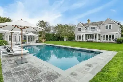 Image de Elegant Southampton Retreat with Pool, Pool House, and Resort-Style Outdoor. . .