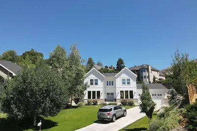 Image de British style Farmhouse inthe foothills of Provo. Beautiful home. Ski area.