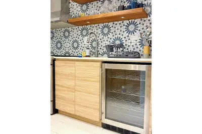 Modern Villa! Walk to beach w Jacuzzi, Pool, Patio